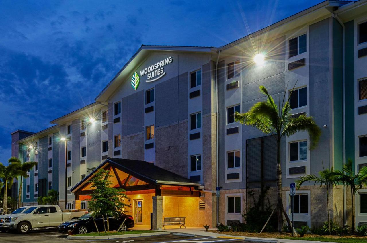 Woodspring Suites Naples Exterior photo