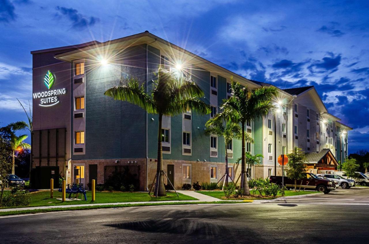 Woodspring Suites Naples Exterior photo