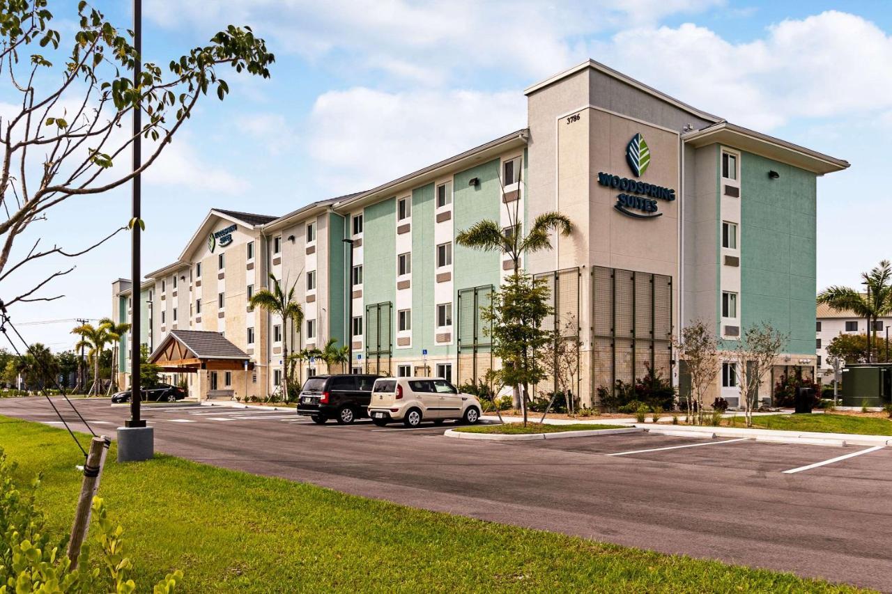 Woodspring Suites Naples Exterior photo