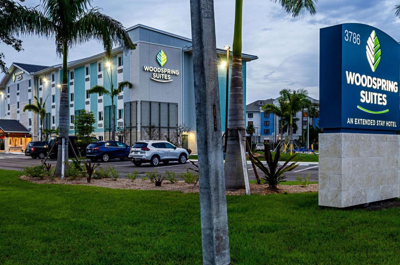 Woodspring Suites Naples Exterior photo