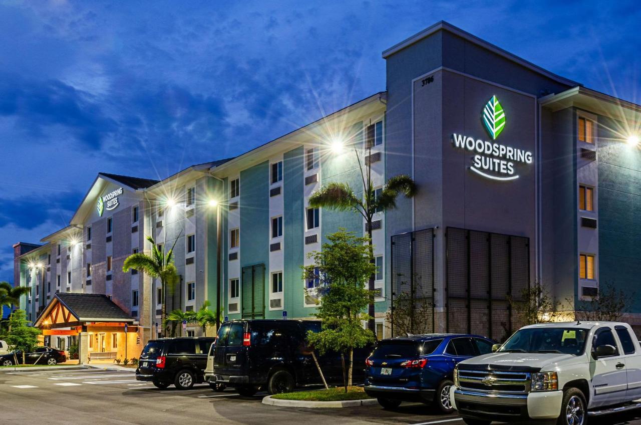 Woodspring Suites Naples Exterior photo